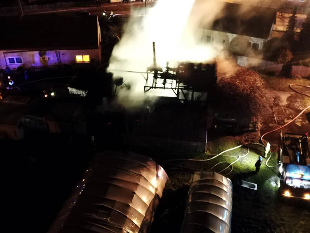 Stodoła spłonęła doszczętnie. Pożar w Kotli i kilkanaście zastępów strażaków w akcji