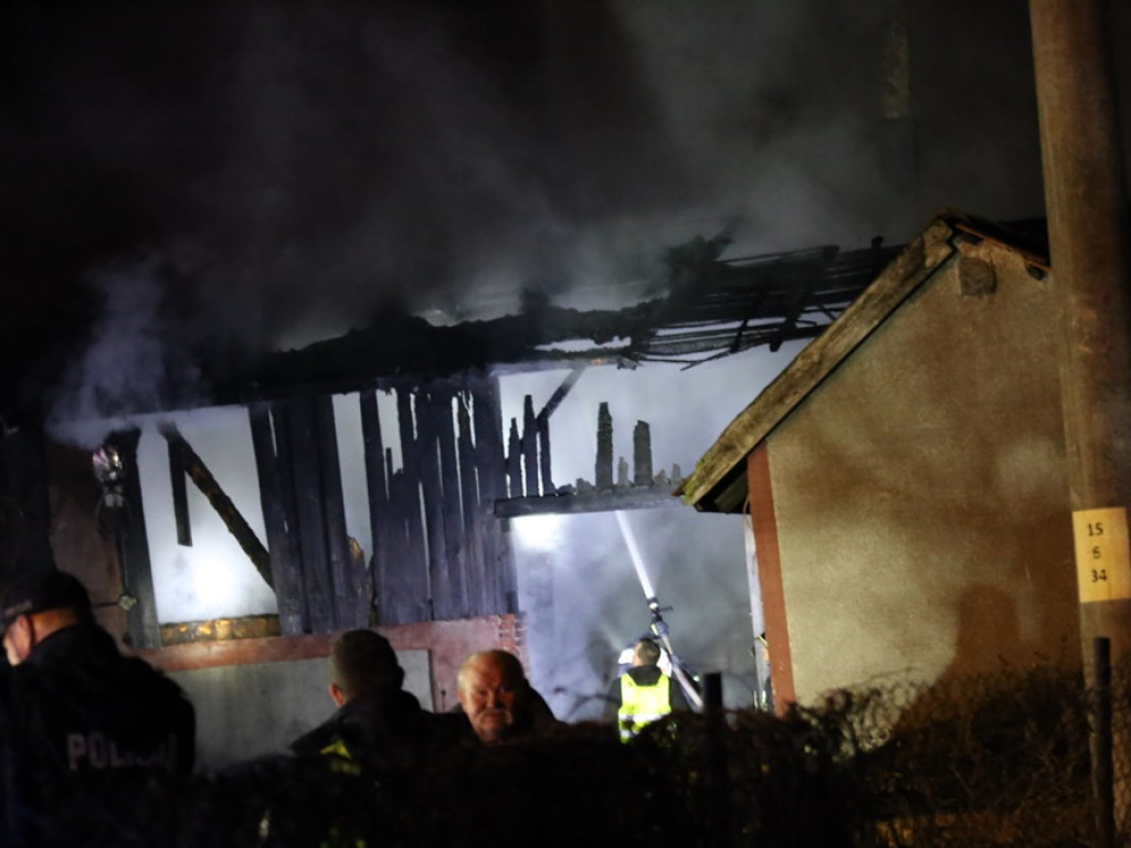 Stodoła spłonęła doszczętnie. Pożar w Kotli i kilkanaście zastępów strażaków w akcji