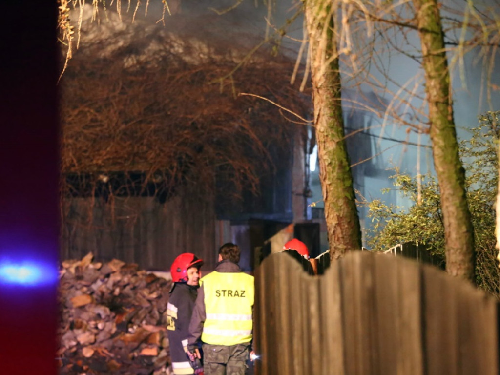 Stodoła spłonęła doszczętnie. Pożar w Kotli i kilkanaście zastępów strażaków w akcji
