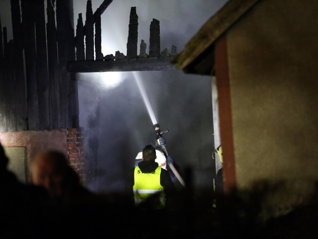 Stodoła spłonęła doszczętnie. Pożar w Kotli i kilkanaście zastępów strażaków w akcji