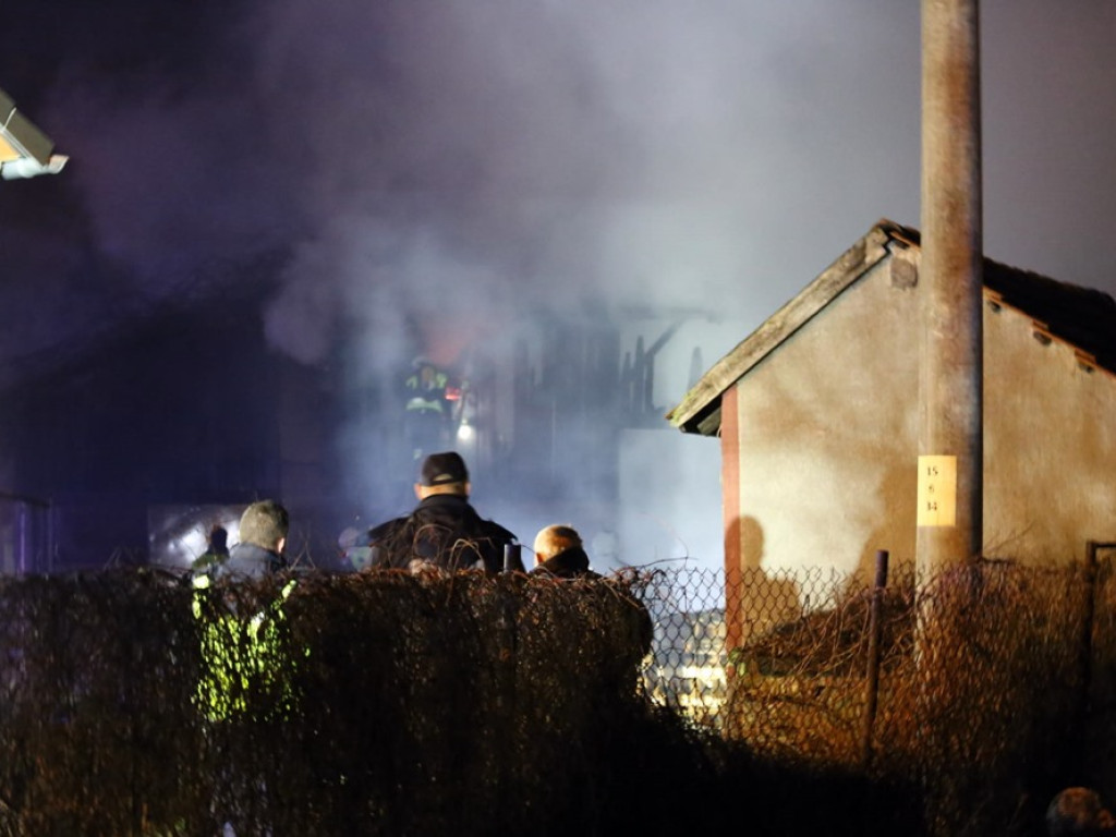 Stodoła spłonęła doszczętnie. Pożar w Kotli i kilkanaście zastępów strażaków w akcji