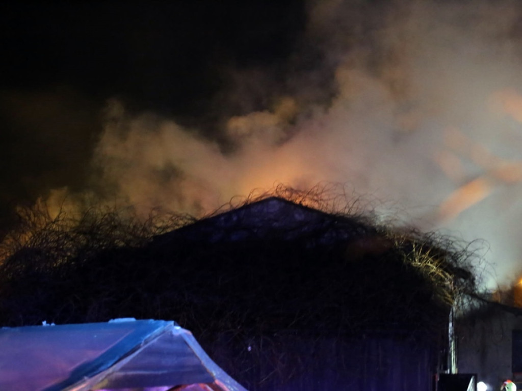 Stodoła spłonęła doszczętnie. Pożar w Kotli i kilkanaście zastępów strażaków w akcji