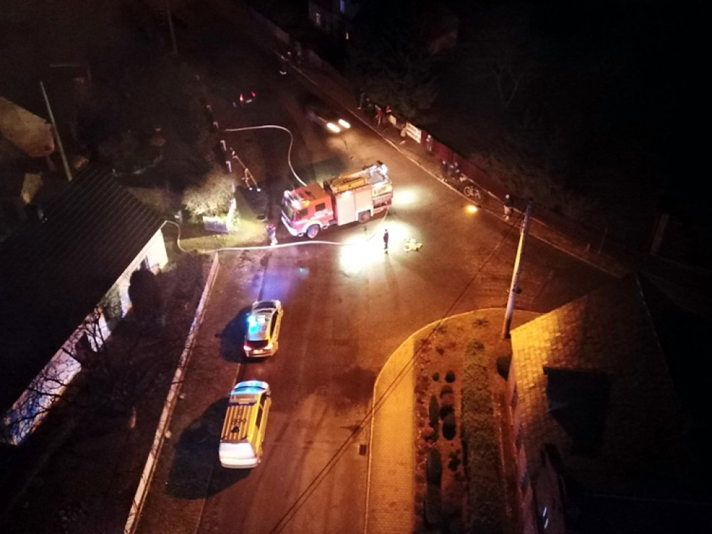 Stodoła spłonęła doszczętnie. Pożar w Kotli i kilkanaście zastępów strażaków w akcji