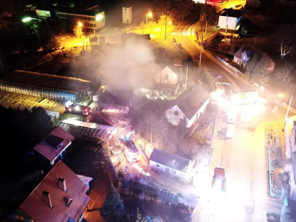Stodoła spłonęła doszczętnie. Pożar w Kotli i kilkanaście zastępów strażaków w akcji