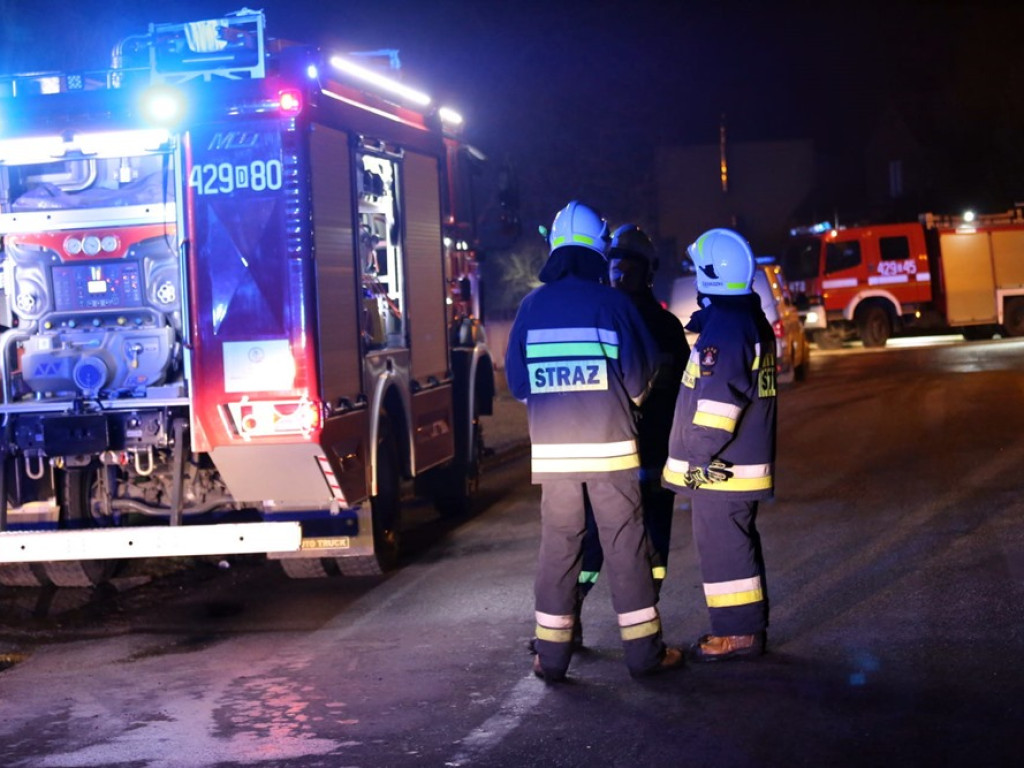 Stodoła spłonęła doszczętnie. Pożar w Kotli i kilkanaście zastępów strażaków w akcji