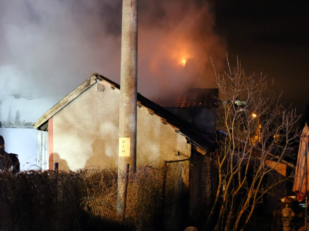 Stodoła spłonęła doszczętnie. Pożar w Kotli i kilkanaście zastępów strażaków w akcji
