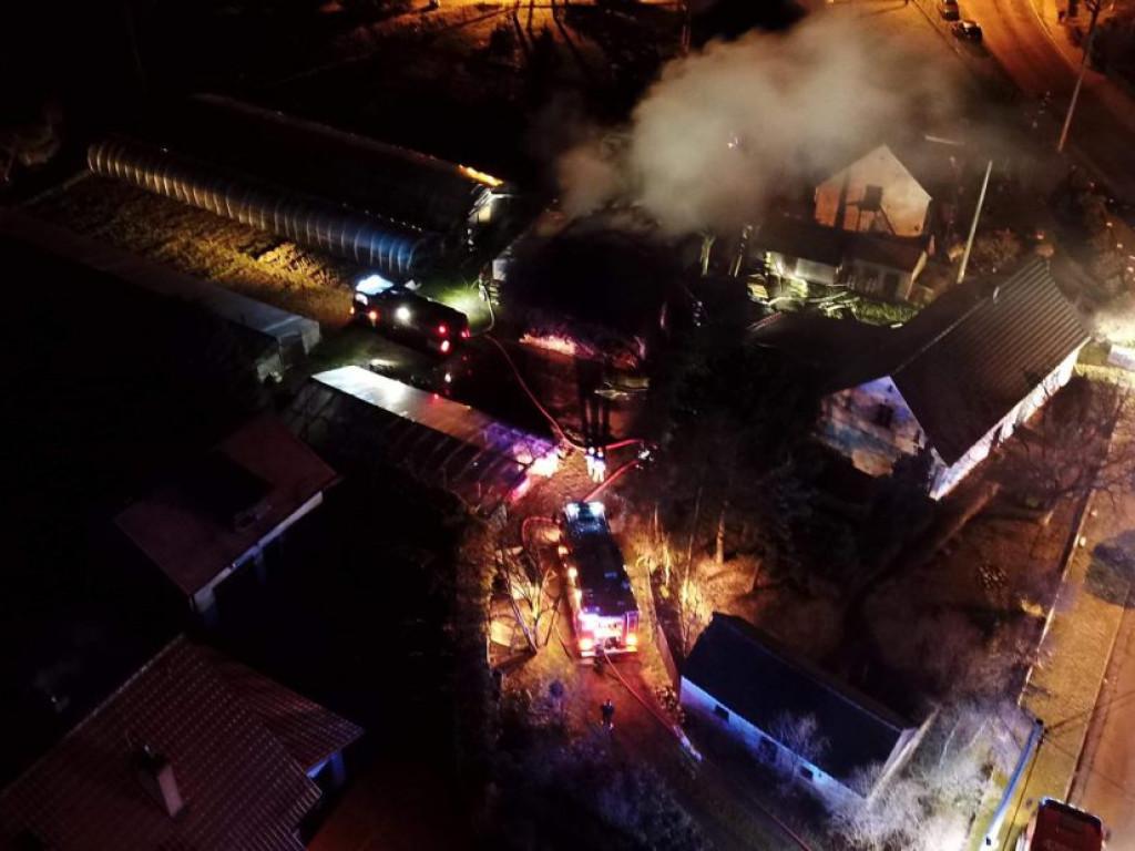 Stodoła spłonęła doszczętnie. Pożar w Kotli i kilkanaście zastępów strażaków w akcji