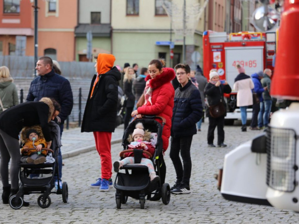 Strażacki show po ratuszem! Lali grochówkę i pozwalali najmłodszym siadać za kółka wozów bojowych