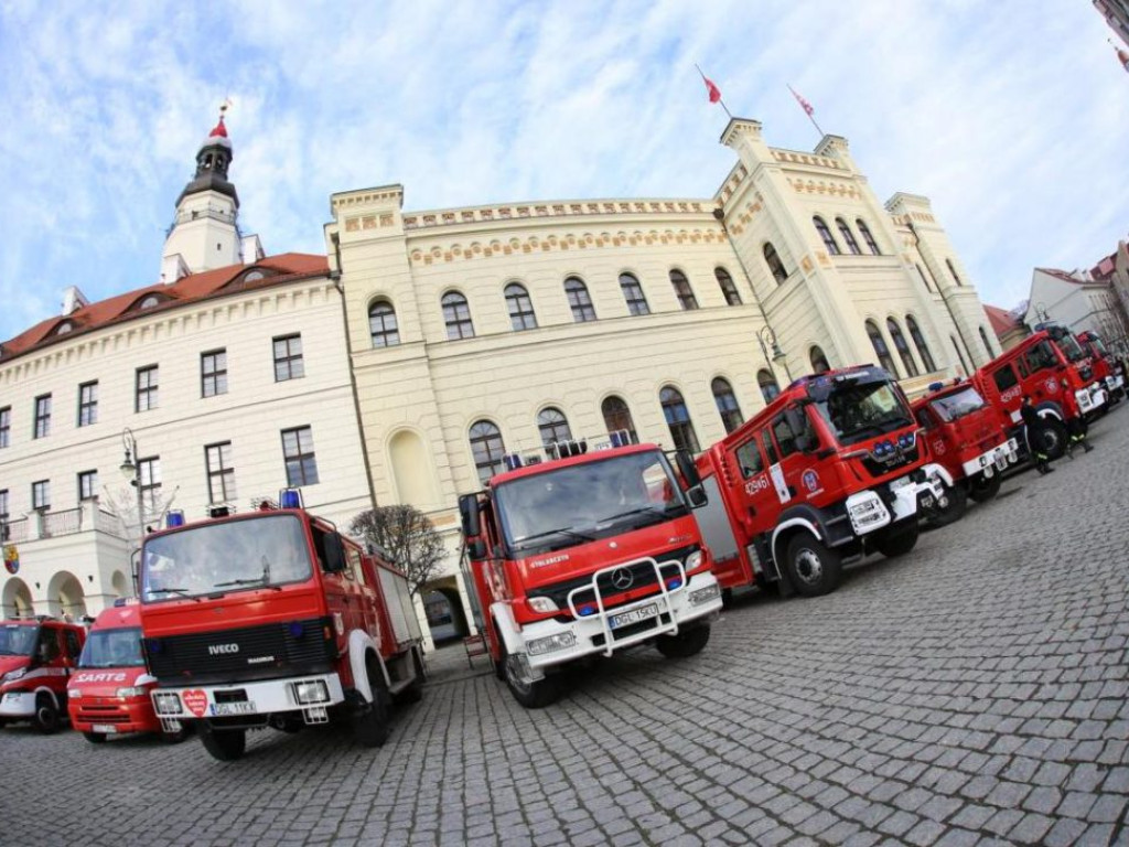 Strażacki show po ratuszem! Lali grochówkę i pozwalali najmłodszym siadać za kółka wozów bojowych