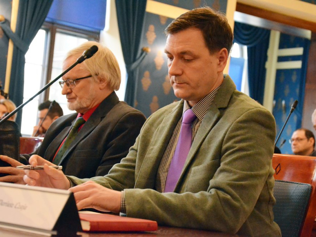 Kłótnia na sesji o umorzenie  przez prokuratora śledztwa w sprawie Zielonego Przedszkola