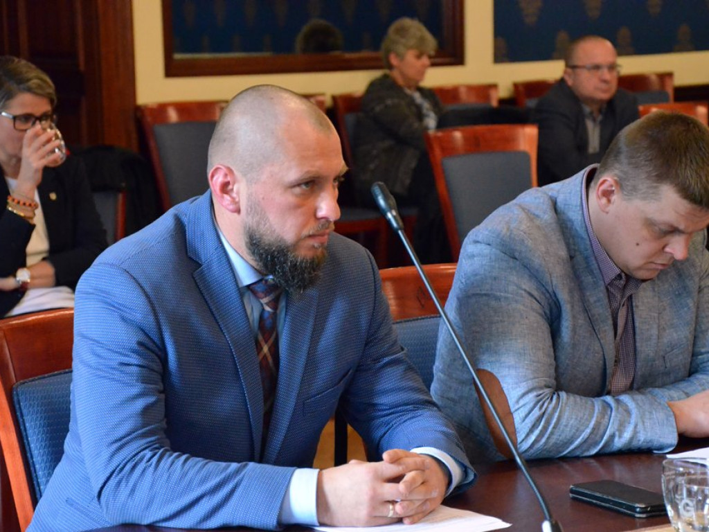 Kłótnia na sesji o umorzenie  przez prokuratora śledztwa w sprawie Zielonego Przedszkola