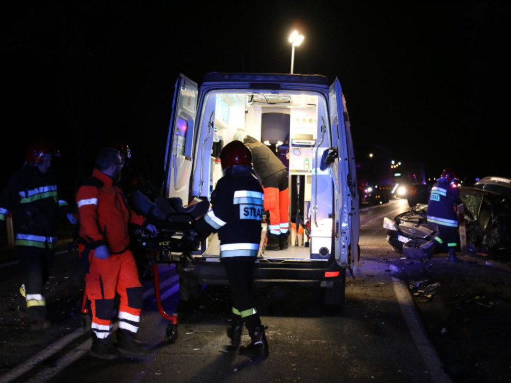 Droga krajowa nr 12 Głogów-Nielubia zablokowana! Doszło tam do poważnego wypadku. Trzy osoby są poszkodowane