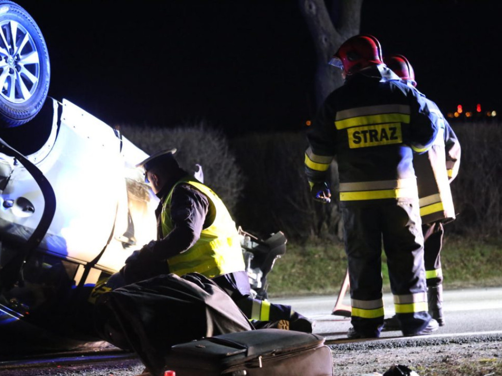 Droga krajowa nr 12 Głogów-Nielubia zablokowana! Doszło tam do poważnego wypadku. Trzy osoby są poszkodowane