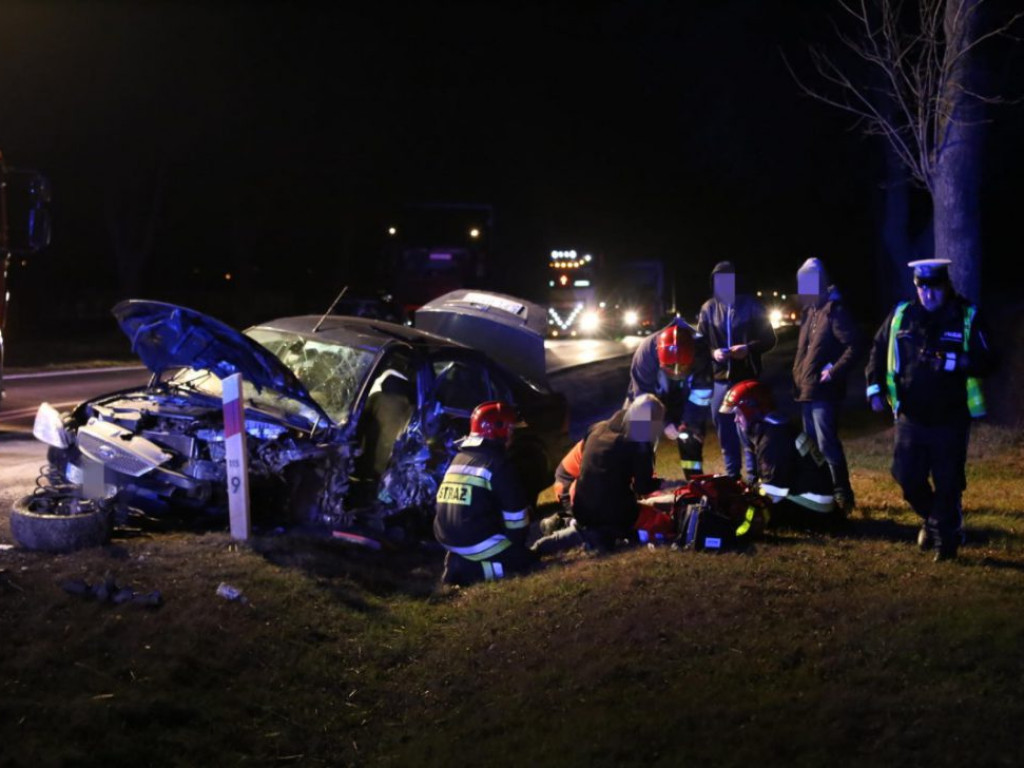 Droga krajowa nr 12 Głogów-Nielubia zablokowana! Doszło tam do poważnego wypadku. Trzy osoby są poszkodowane