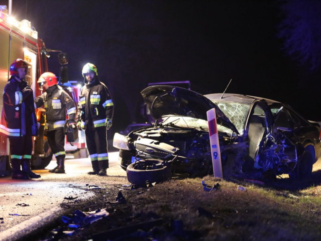 Droga krajowa nr 12 Głogów-Nielubia zablokowana! Doszło tam do poważnego wypadku. Trzy osoby są poszkodowane