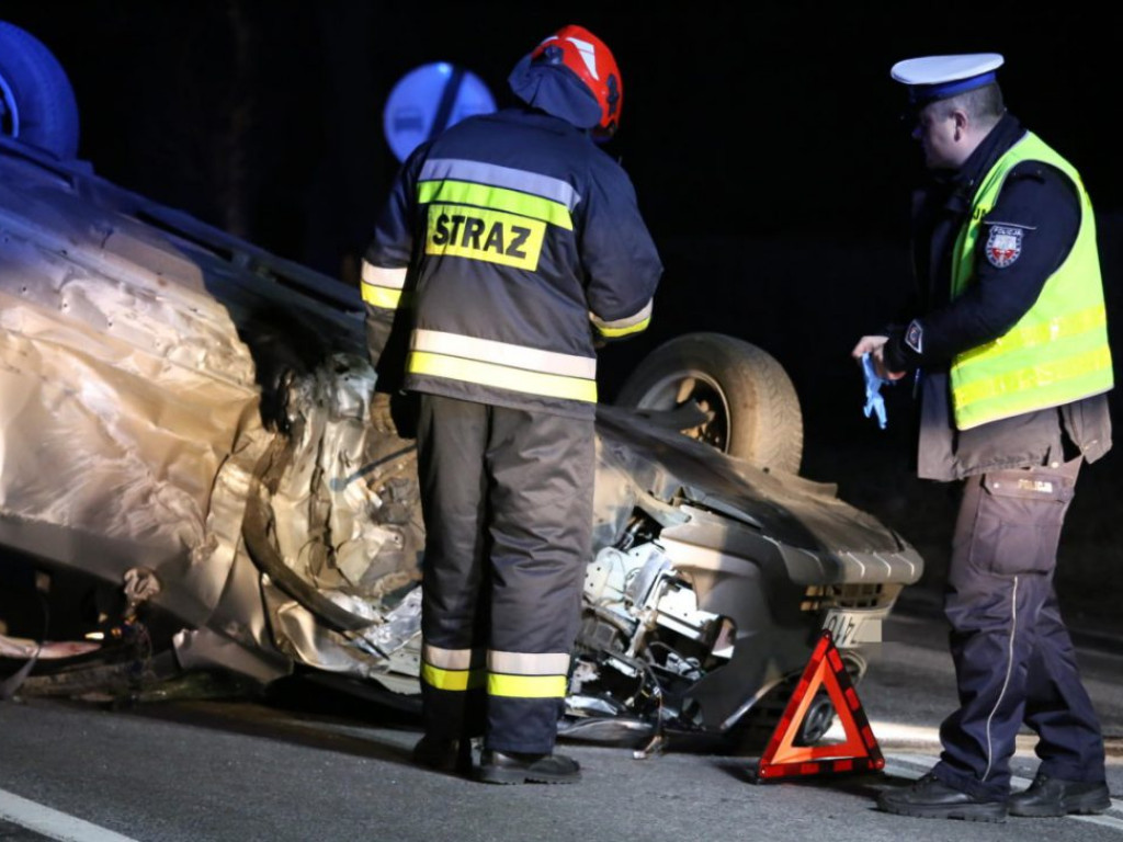 Droga krajowa nr 12 Głogów-Nielubia zablokowana! Doszło tam do poważnego wypadku. Trzy osoby są poszkodowane