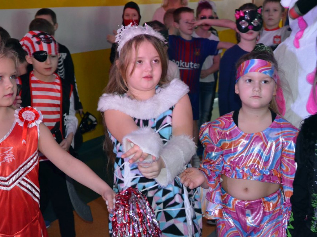 Karnawałowe szaleństwo SP 11. Na parkiecie księżniczki i policjanci
