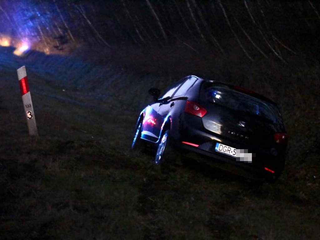 Policjanci po służbie zatrzymali pijanego kierowcę. Niemal wjechał pod ciężarówkę