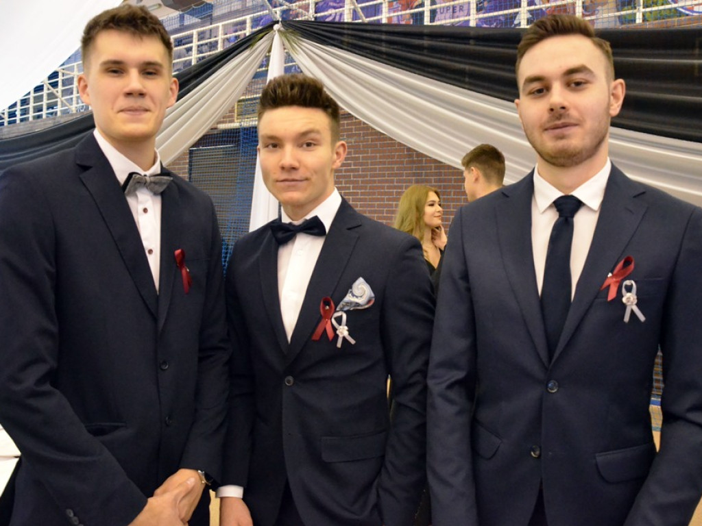 Poloneza czas zacząć. Studniówka maturzystów ZS im. Wyżykowskiego w Głogowie