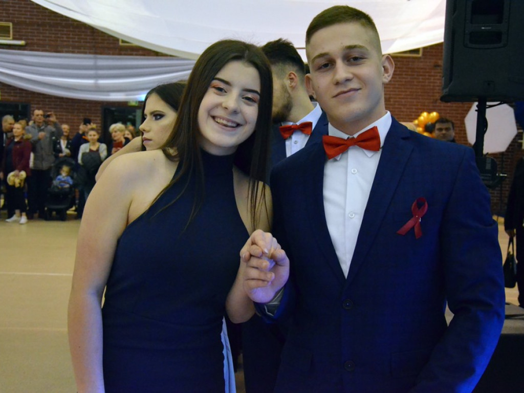 Poloneza czas zacząć. Studniówka maturzystów ZS im. Wyżykowskiego w Głogowie