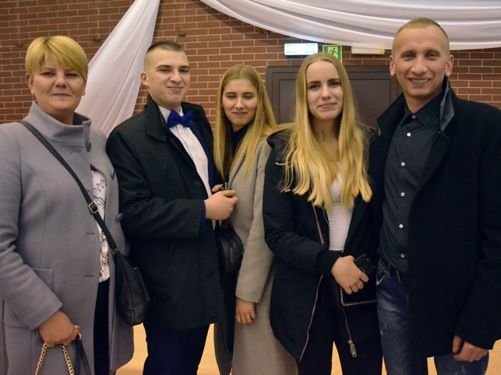 Poloneza czas zacząć. Studniówka maturzystów ZS im. Wyżykowskiego w Głogowie