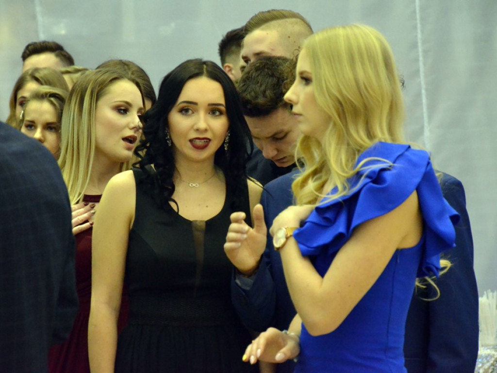 Poloneza czas zacząć. Studniówka maturzystów ZS im. Wyżykowskiego w Głogowie
