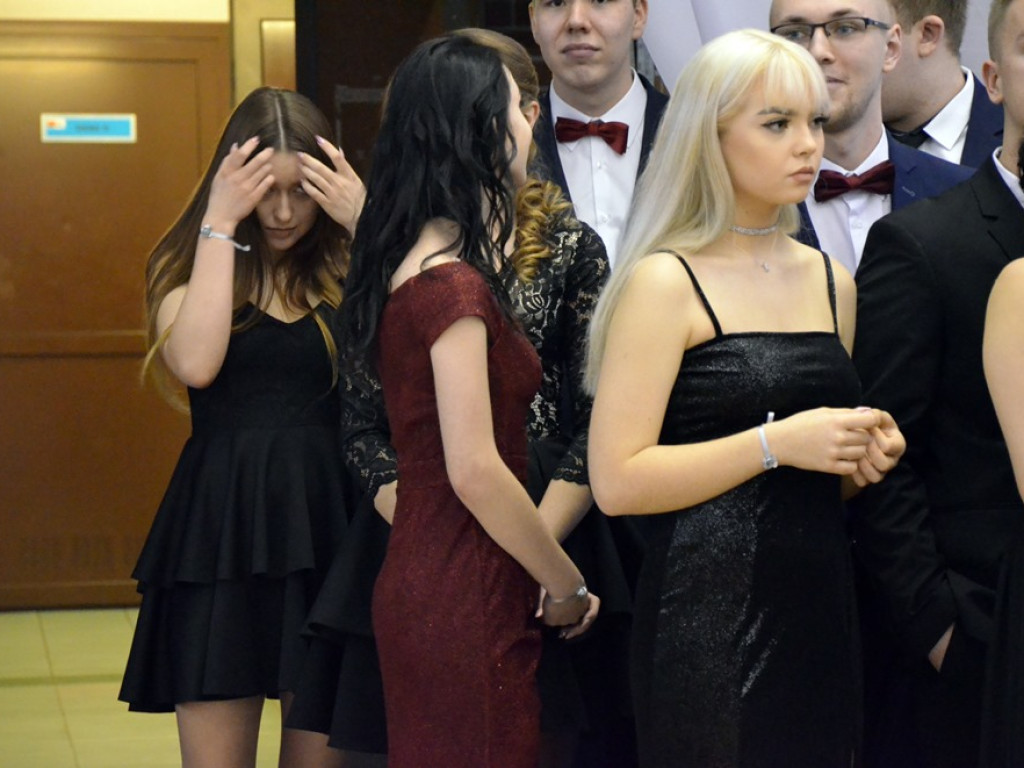 Poloneza czas zacząć. Studniówka maturzystów ZS im. Wyżykowskiego w Głogowie