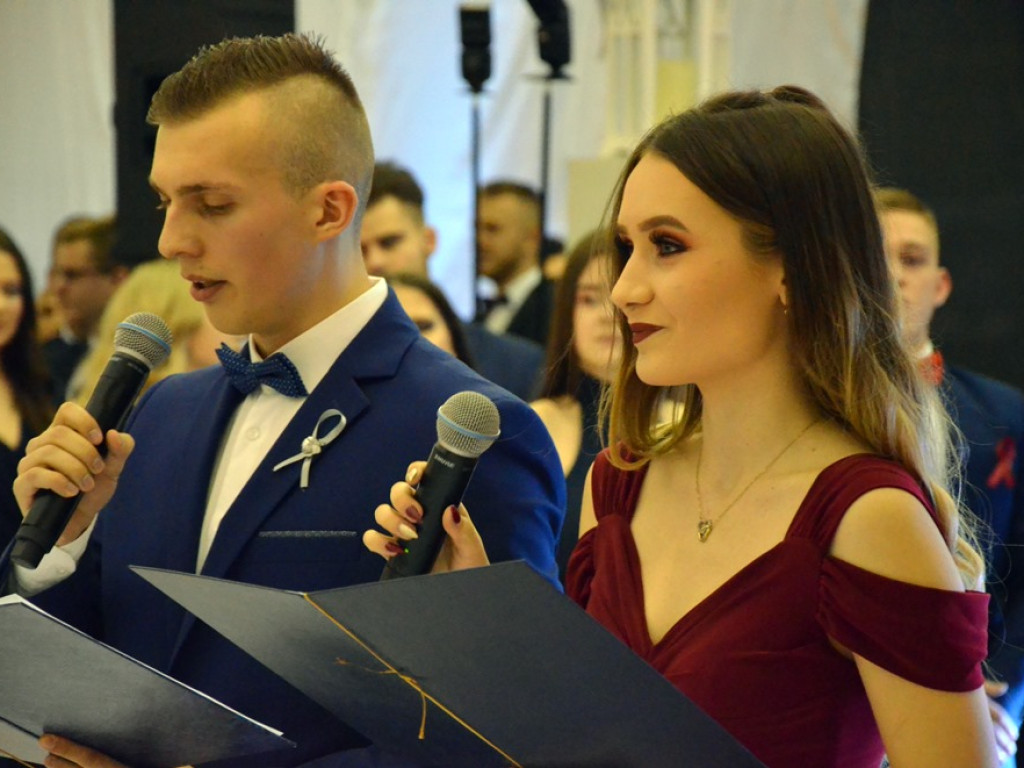 Poloneza czas zacząć. Studniówka maturzystów ZS im. Wyżykowskiego w Głogowie