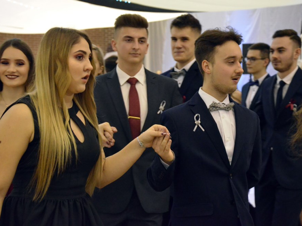 Poloneza czas zacząć. Studniówka maturzystów ZS im. Wyżykowskiego w Głogowie