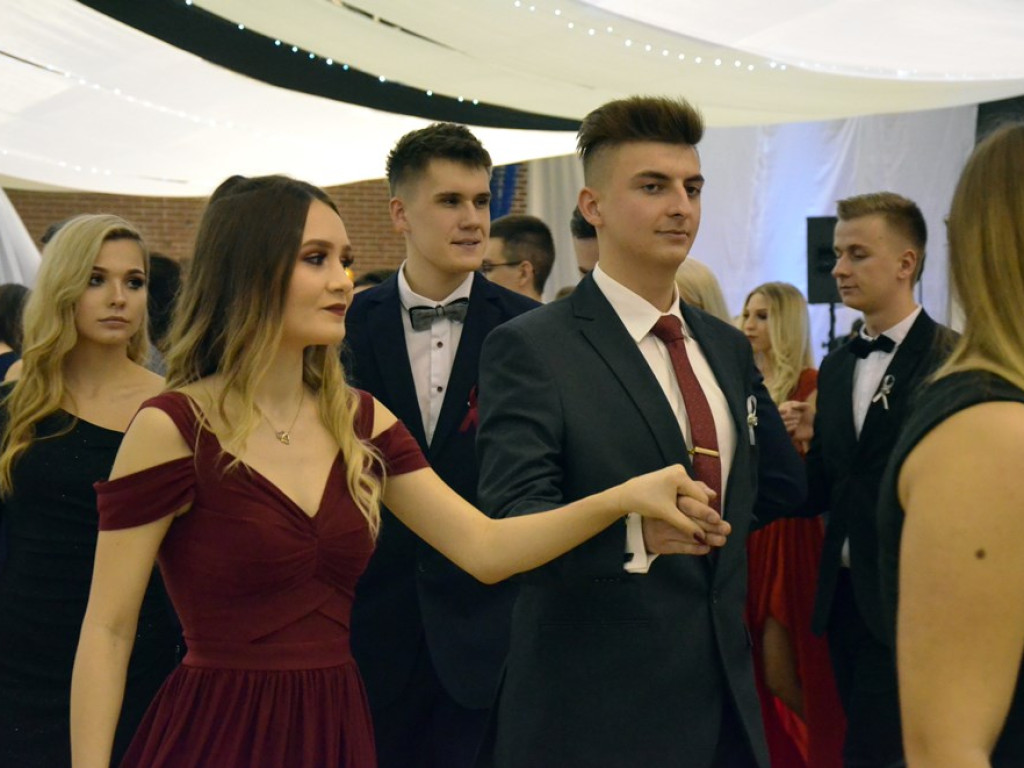 Poloneza czas zacząć. Studniówka maturzystów ZS im. Wyżykowskiego w Głogowie