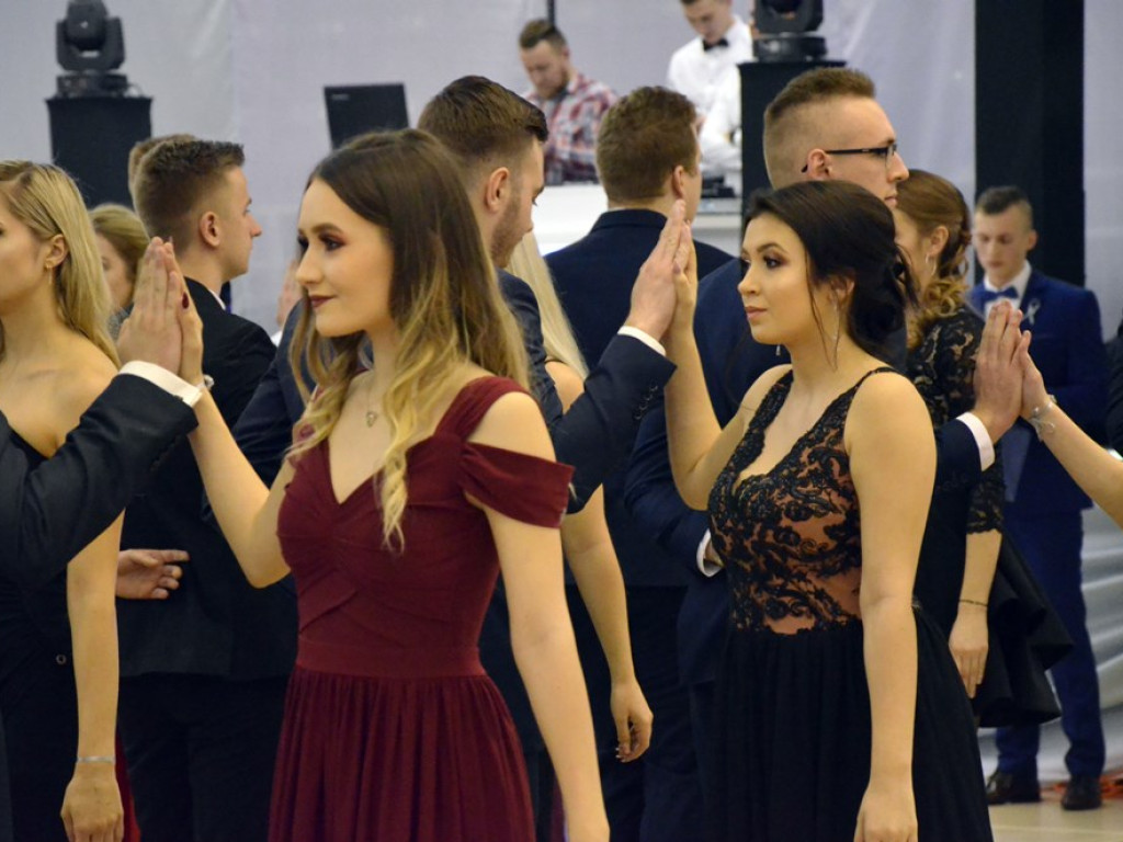 Poloneza czas zacząć. Studniówka maturzystów ZS im. Wyżykowskiego w Głogowie