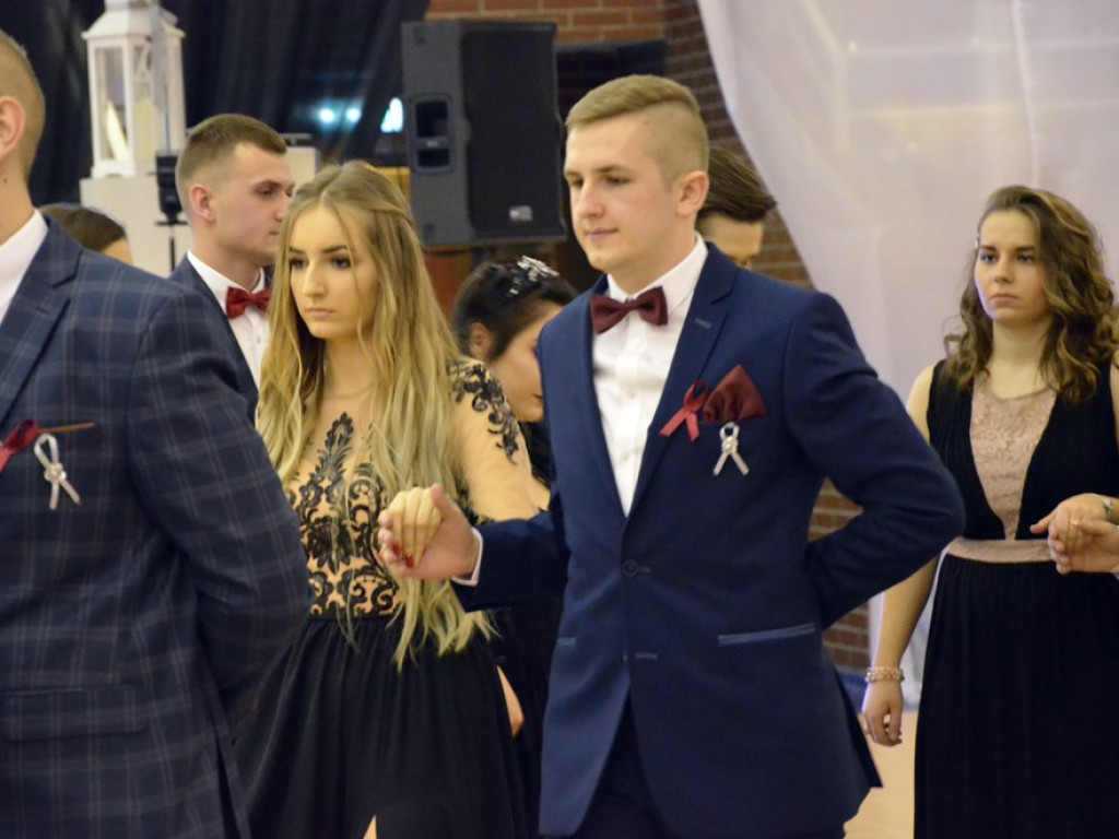 Poloneza czas zacząć. Studniówka maturzystów ZS im. Wyżykowskiego w Głogowie