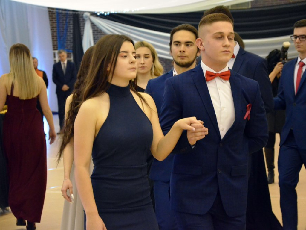 Poloneza czas zacząć. Studniówka maturzystów ZS im. Wyżykowskiego w Głogowie