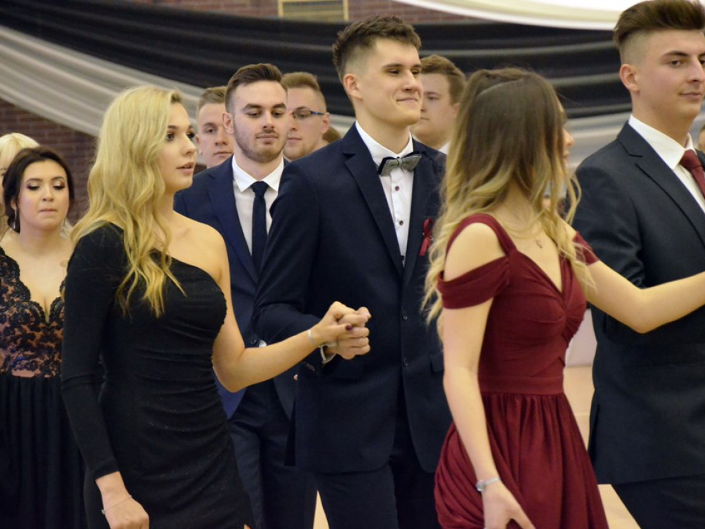 Poloneza czas zacząć. Studniówka maturzystów ZS im. Wyżykowskiego w Głogowie