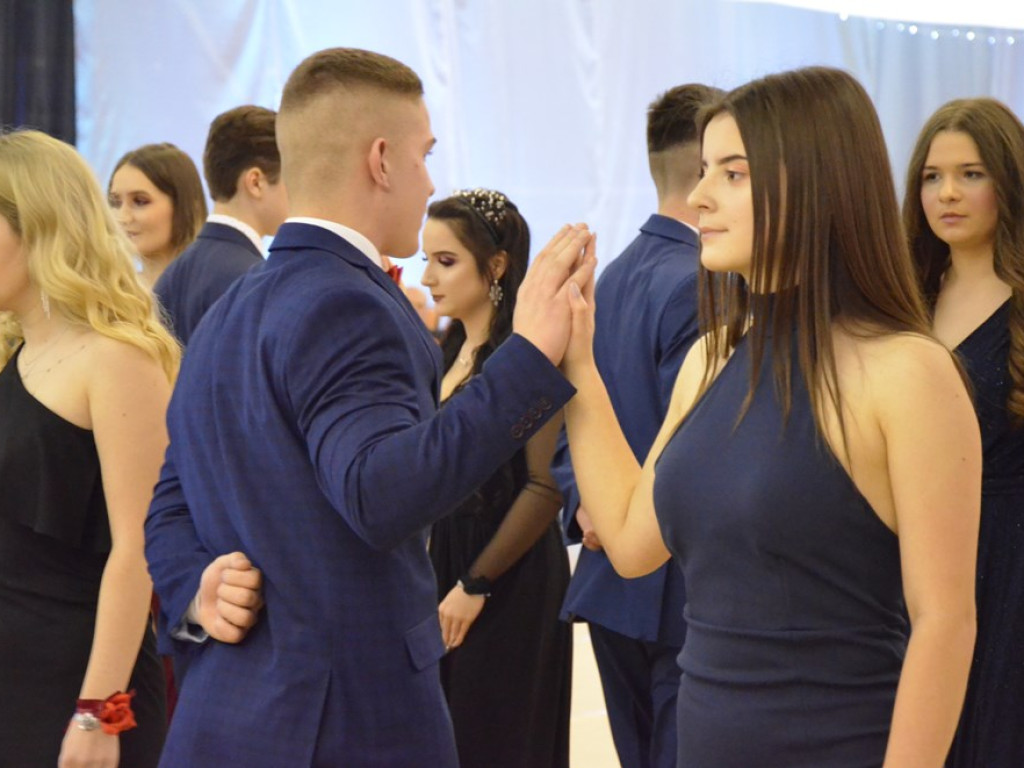 Poloneza czas zacząć. Studniówka maturzystów ZS im. Wyżykowskiego w Głogowie