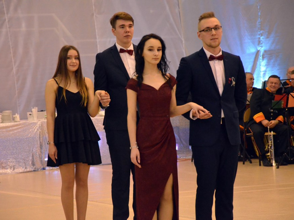 Poloneza czas zacząć. Studniówka maturzystów ZS im. Wyżykowskiego w Głogowie