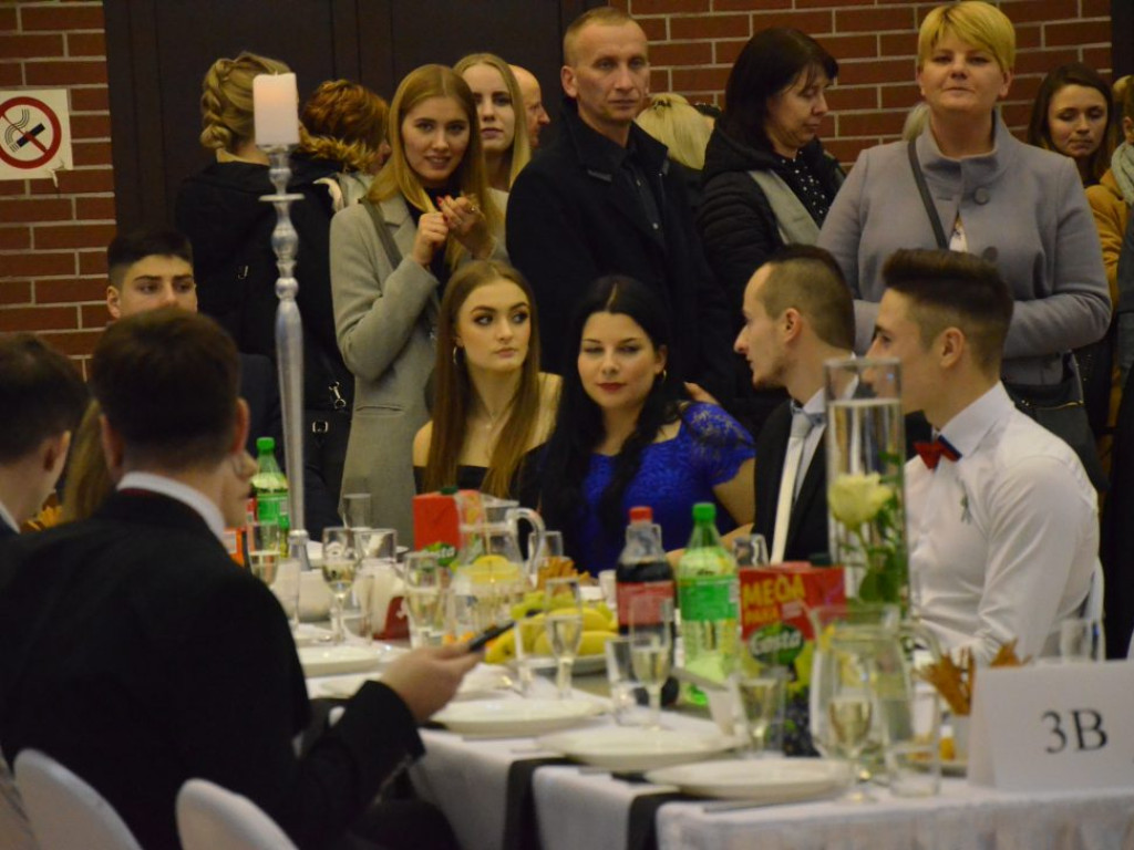 Poloneza czas zacząć. Studniówka maturzystów ZS im. Wyżykowskiego w Głogowie