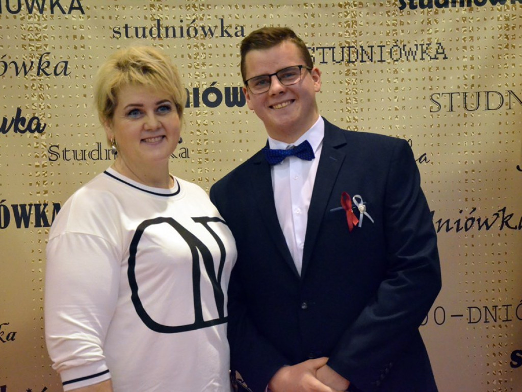 Poloneza czas zacząć. Studniówka maturzystów ZS im. Wyżykowskiego w Głogowie
