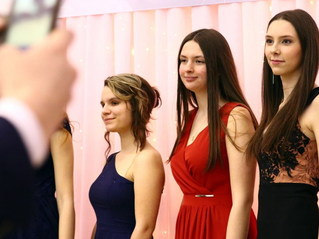 Polonez - król każdej studniówki. Tak bawią się uczniowie II Liceum Ogólnokształcącego