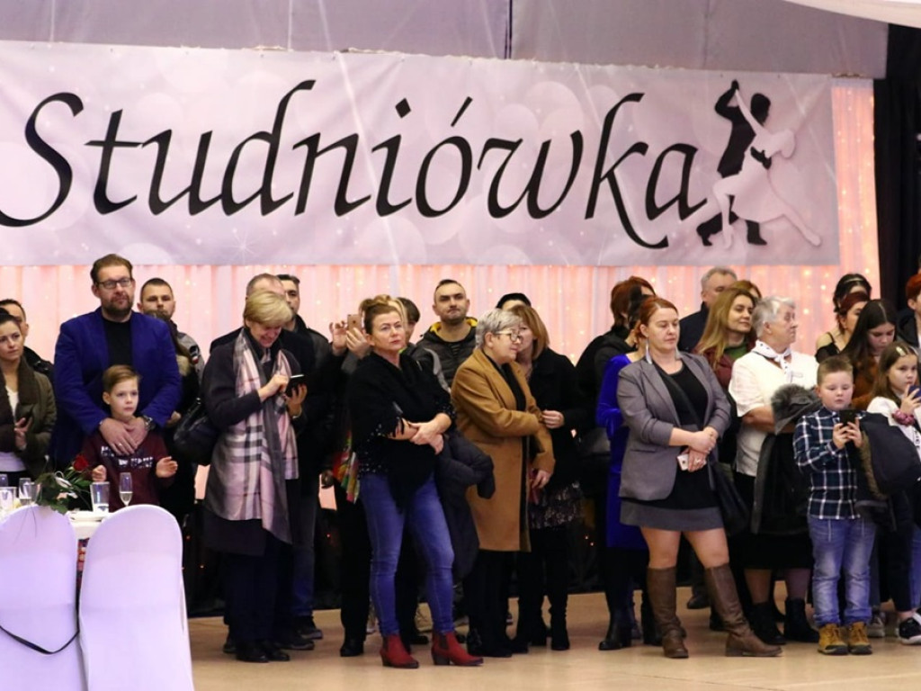 Polonez - król każdej studniówki. Tak bawią się uczniowie II Liceum Ogólnokształcącego