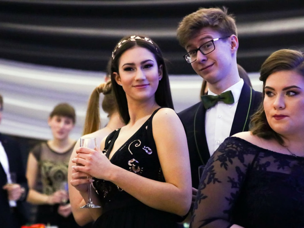 Polonez - król każdej studniówki. Tak bawią się uczniowie II Liceum Ogólnokształcącego