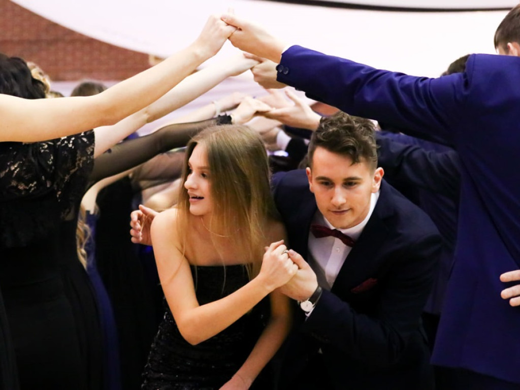 Polonez - król każdej studniówki. Tak bawią się uczniowie II Liceum Ogólnokształcącego