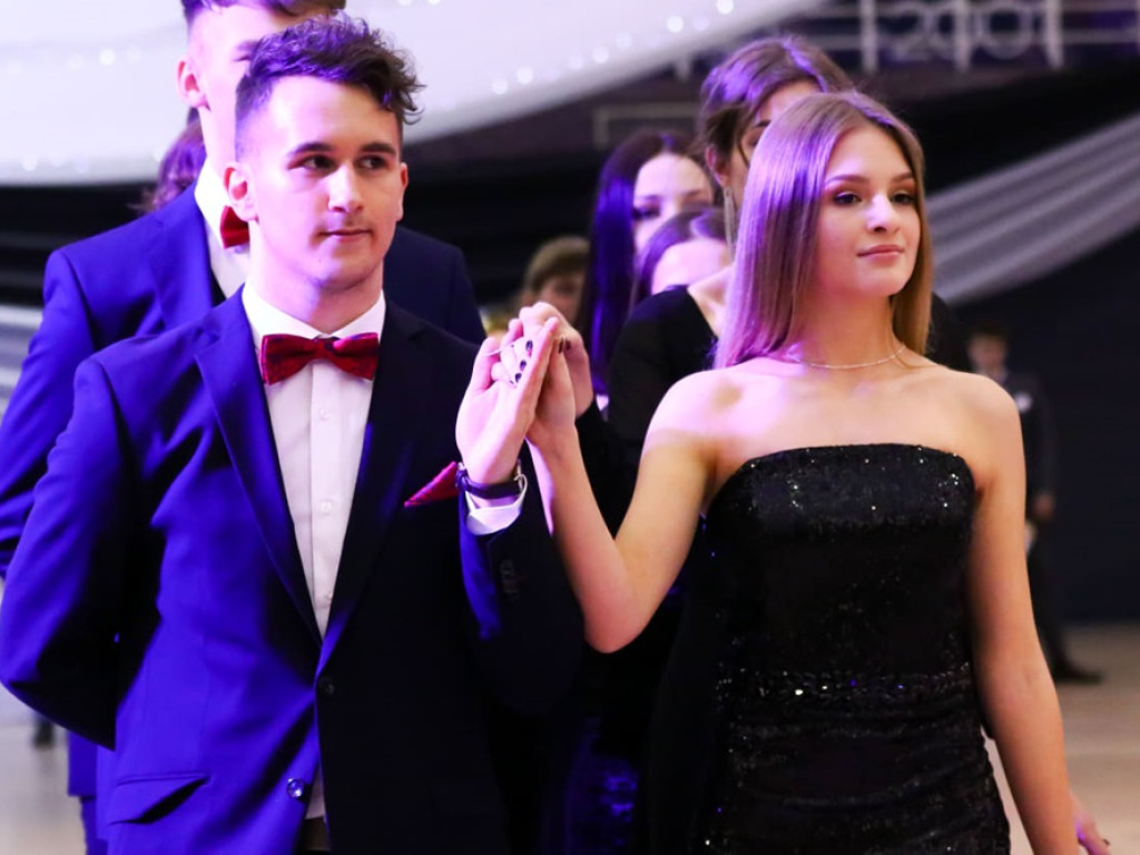 Polonez - król każdej studniówki. Tak bawią się uczniowie II Liceum Ogólnokształcącego