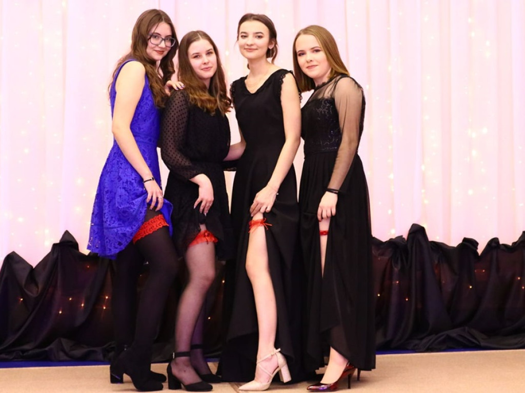 Polonez - król każdej studniówki. Tak bawią się uczniowie II Liceum Ogólnokształcącego