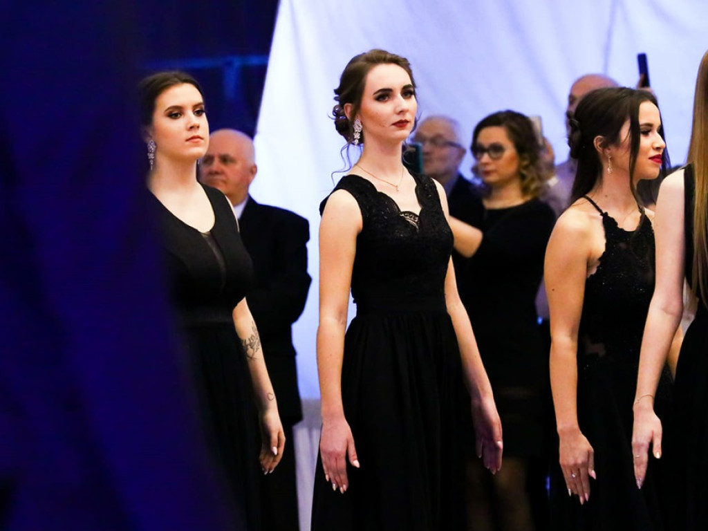 Polonez - król każdej studniówki. Tak bawią się uczniowie II Liceum Ogólnokształcącego
