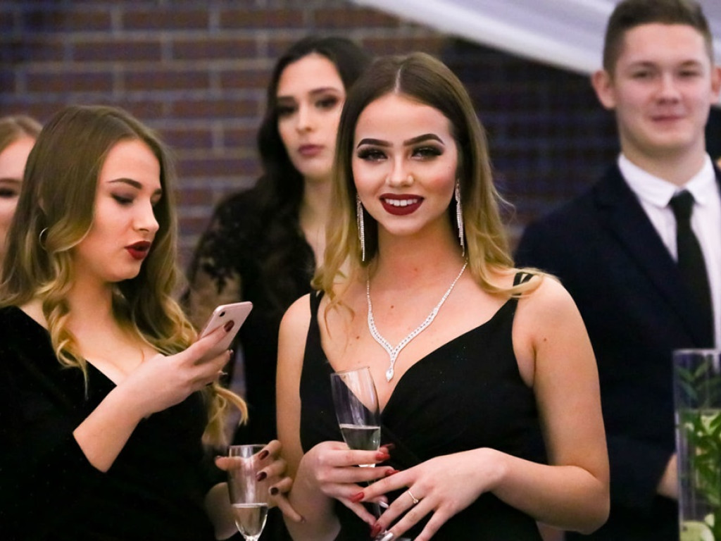 Polonez - król każdej studniówki. Tak bawią się uczniowie II Liceum Ogólnokształcącego
