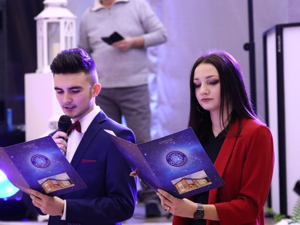Polonez - król każdej studniówki. Tak bawią się uczniowie II Liceum Ogólnokształcącego