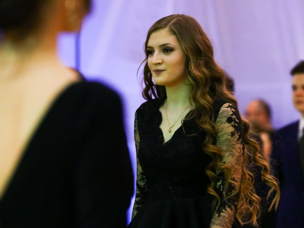Polonez - król każdej studniówki. Tak bawią się uczniowie II Liceum Ogólnokształcącego