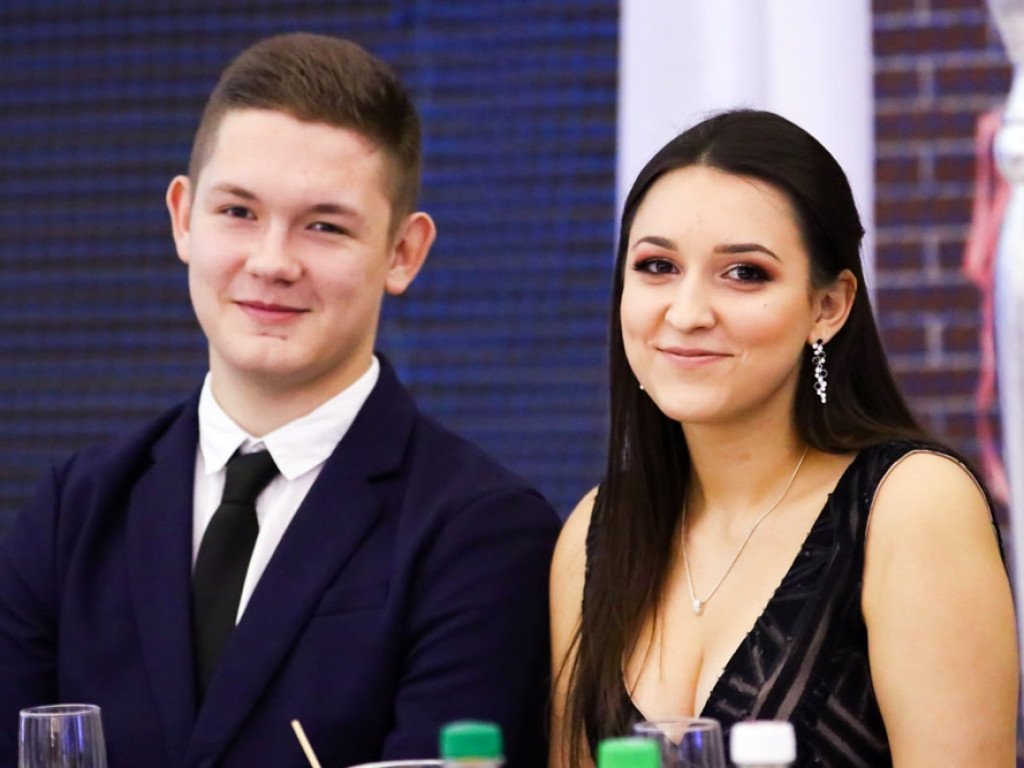Polonez - król każdej studniówki. Tak bawią się uczniowie II Liceum Ogólnokształcącego