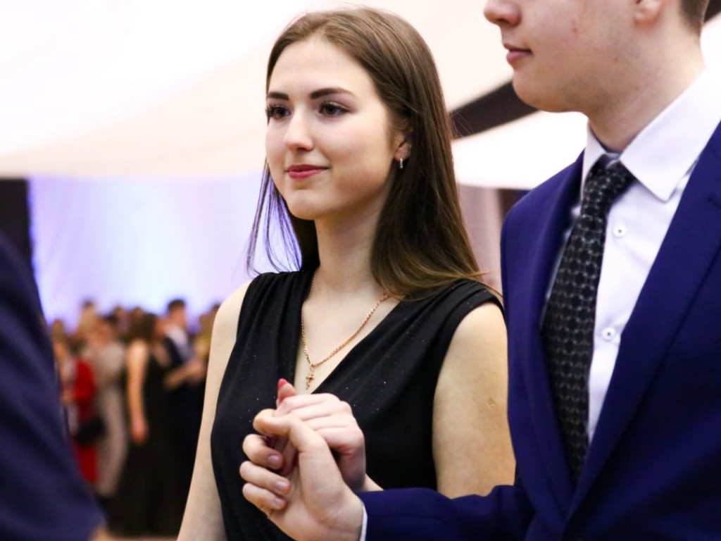Polonez - król każdej studniówki. Tak bawią się uczniowie II Liceum Ogólnokształcącego